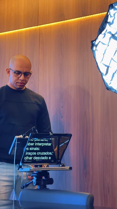 Advogado gravando com teleprompter e iluminação profissional