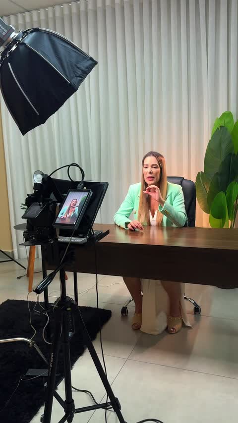 Empresária gravando conteúdo em escritório com iluminação