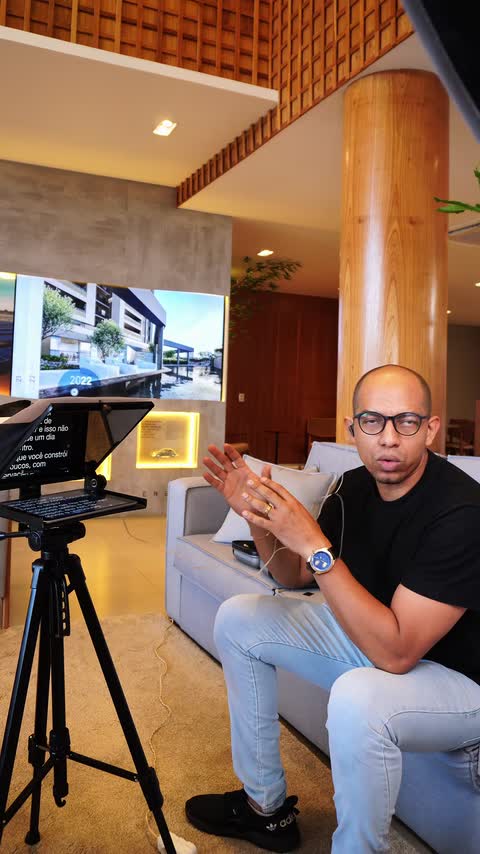 Empresário gravando conteúdo em locação com equipe da Pixel